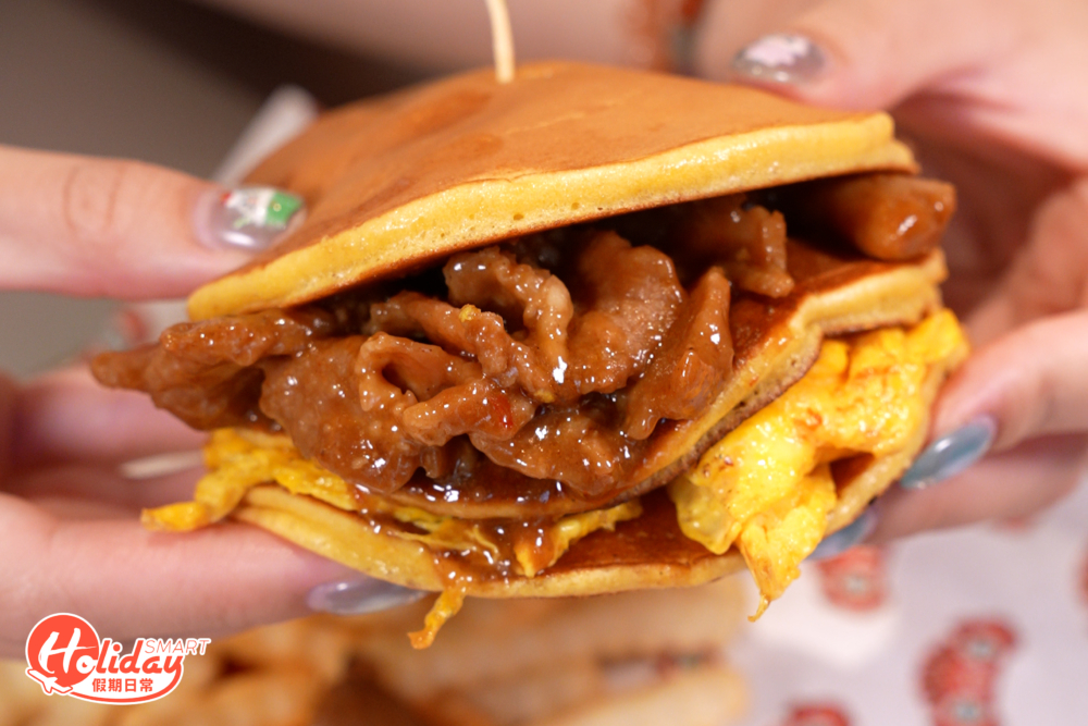 最近熱香餅漢堡熱潮當道，除了大大小小的連鎖食店之外，就連新開茶記都不例外，食住熱潮推出自由配搭熱香餅漢堡。