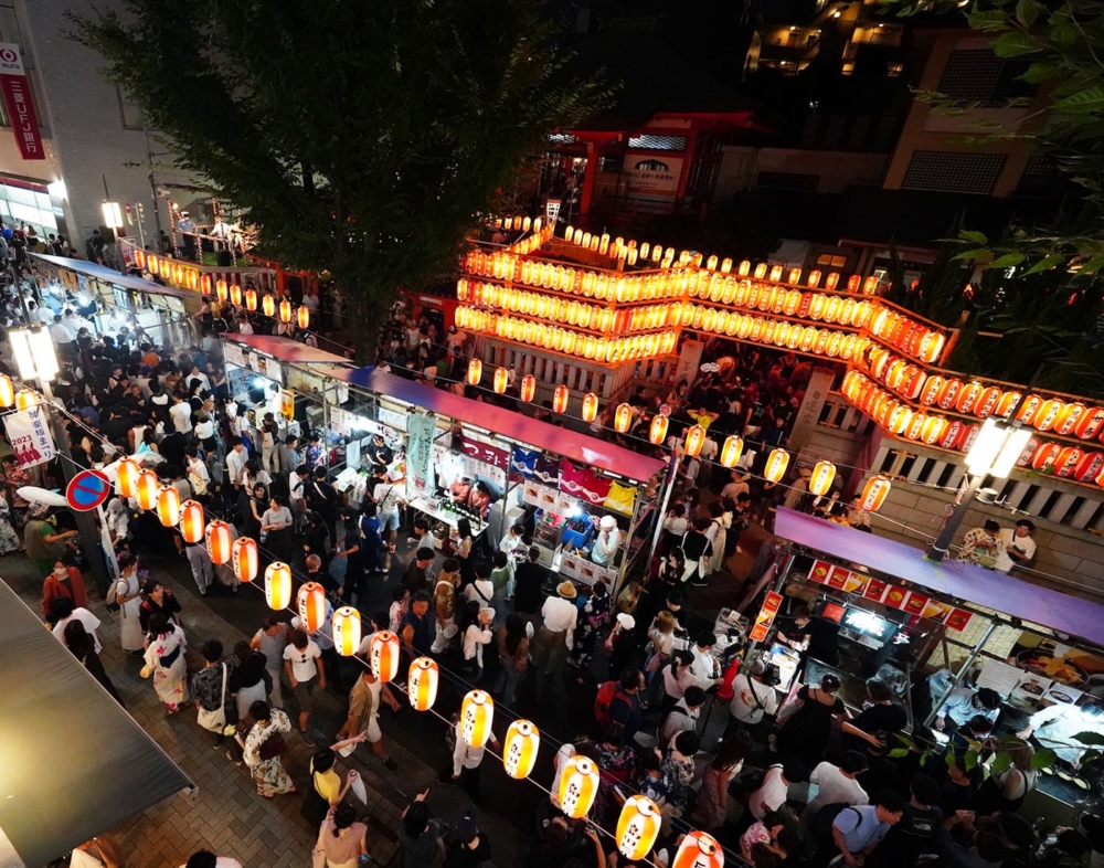 神樂坂祭「穗月市場」。
