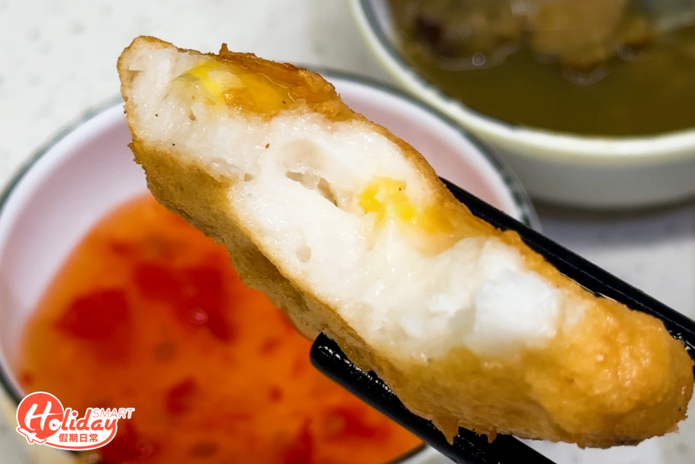 而炸墨魚餅則是記者的最愛，每日新鮮製作，墨魚餅外層香口，魚肉鮮美之外，更加入香甜粟米，食落口感更豐富。