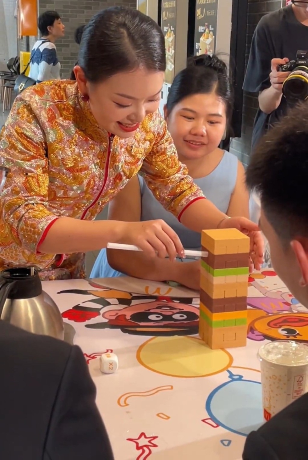 新娘穿上傳統中式禮服，與穿西裝的新郎在麥當勞招呼吃著麥當勞食物