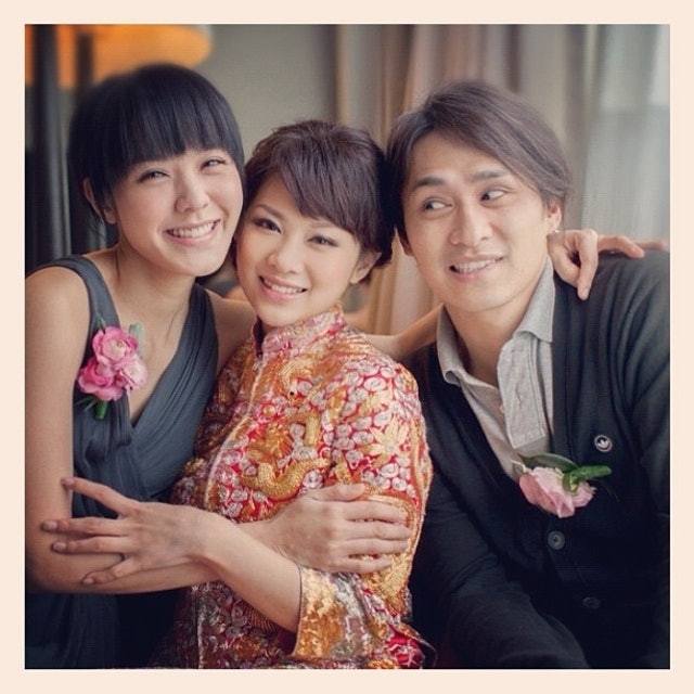 官恩娜同哥哥及妹妹