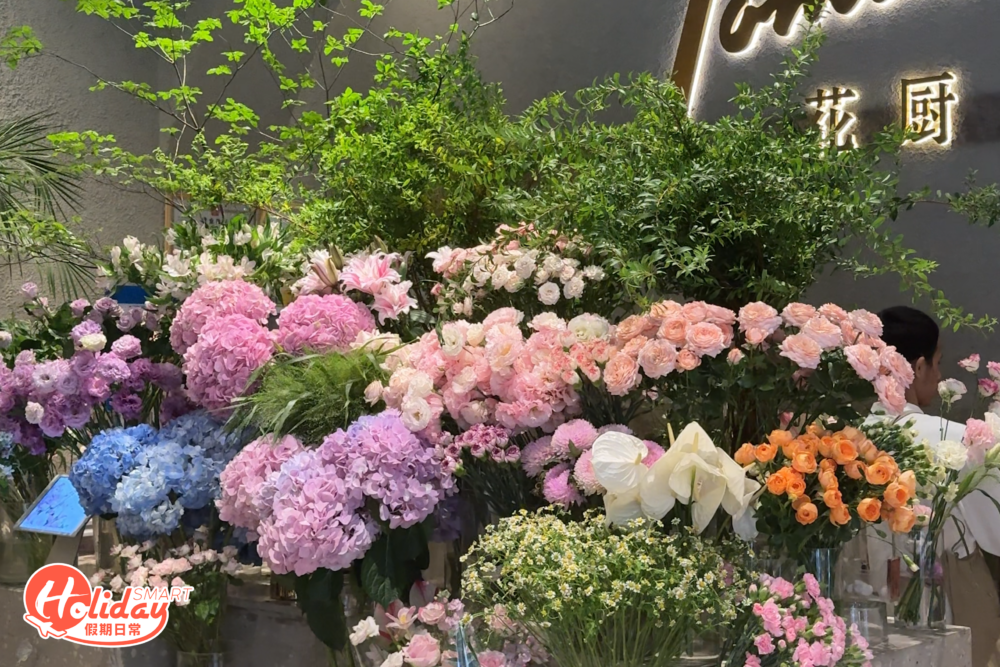 餐廳將花藝、書本及家居用品集於一身,配合大量鮮花及綠色植物,令店家成為不少網紅的打卡勝地。