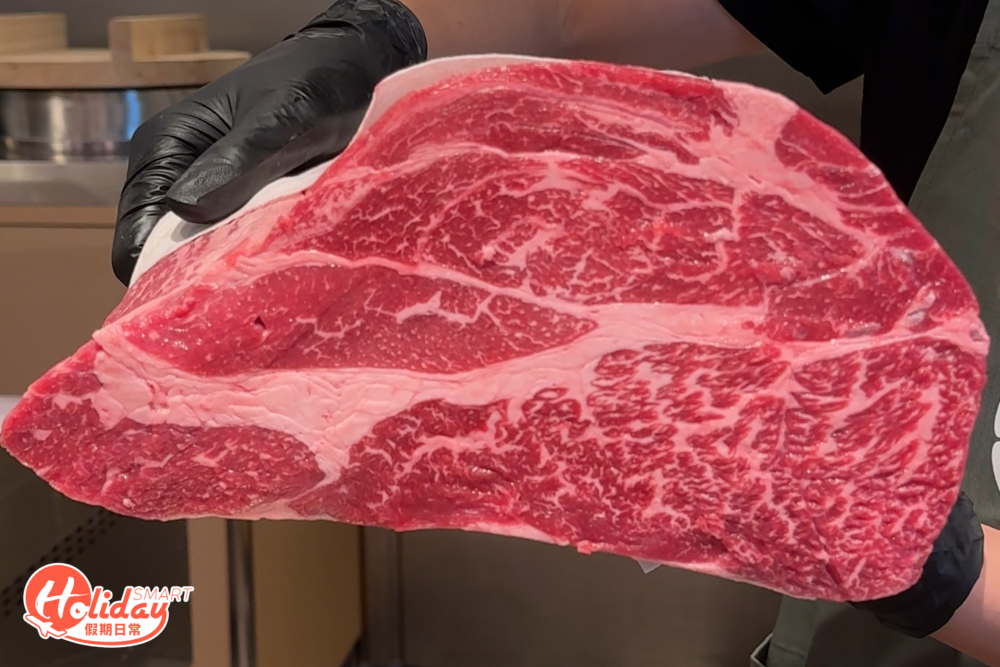 店家選用日本食材，即叫即煎的漢堡扒以九州黑毛和牛和美國牛肉混合而成。