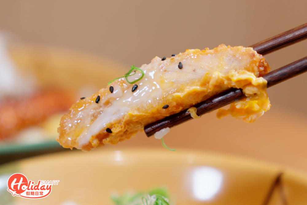 吉列豬扒外皮雖然稱不上酥脆,但比起外皮炸得香脆但肉質乾柴的豬扒,記者更加喜歡這種口感軟熟豬扒。