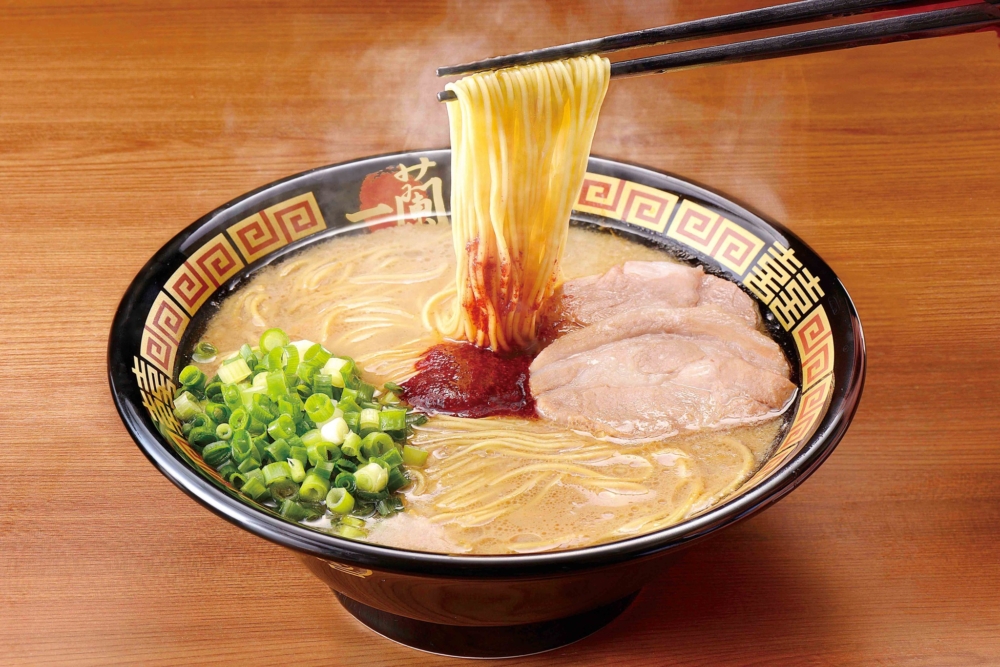 「一蘭拉麵」的特色就是濃郁的湯底,使用豬骨熬煮多時直至呈乳白色,麵條Q彈有嚼勁,並且可根據食客的喜好調整硬度及口味。