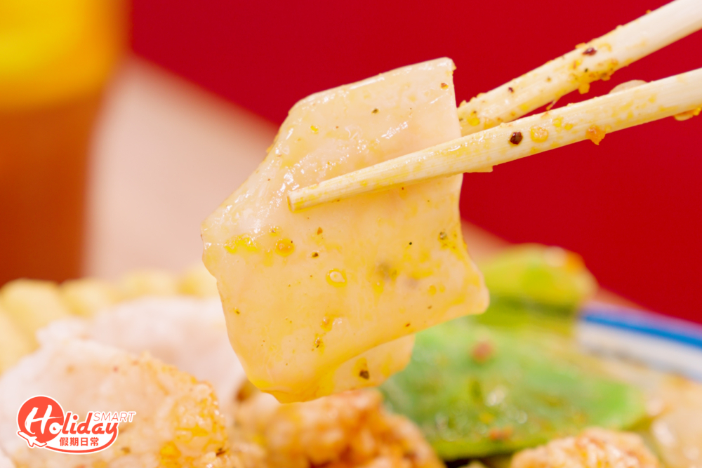 招牌麻辣粉及麻辣燙系列的粉麵選擇中加入了粉皮，粉皮食落口感Q彈帶勁，晶瑩剔透有光澤，與麻辣湯底十分搭配！