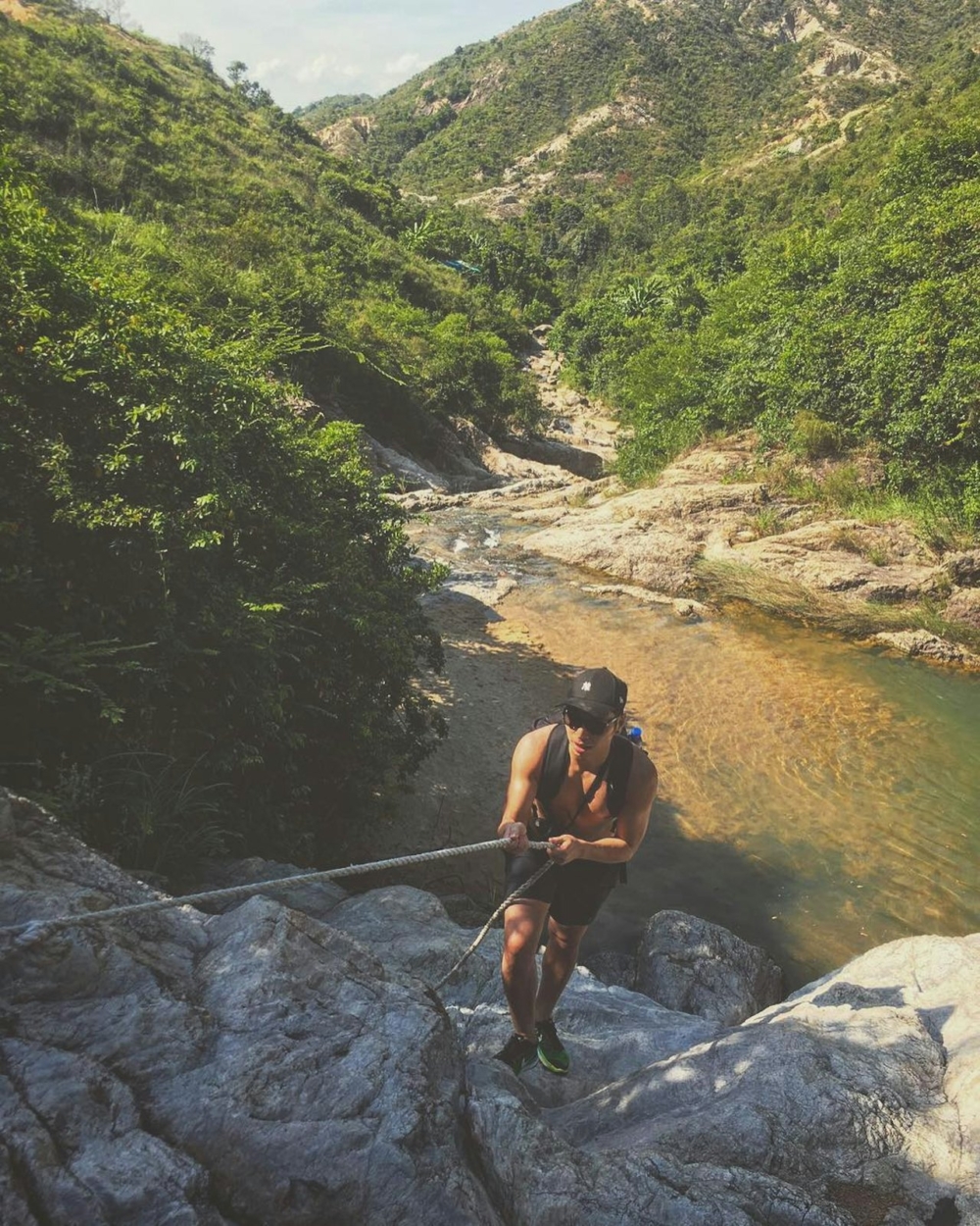 何振然本身是位自由身記者，也為香港電台和其他媒體任體育節目的主持和評述員