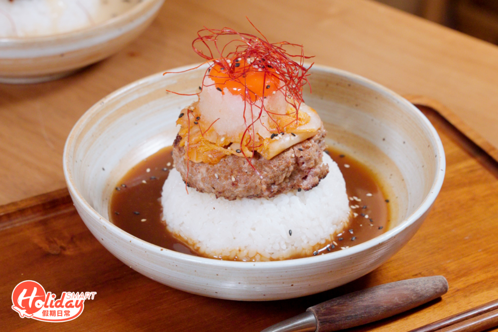 原味漢堡扒配上秘製漢堡汁及日式泡菜,面頭放上一隻飽滿且呈橙黃色澤蘭王蛋,用作撈飯一流。