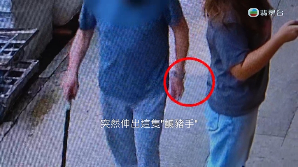 女士當下已上前警告伯伯,但對方只裝瘋賣傻,似乎想扮聽不懂她的說話。