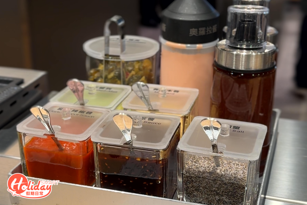 套餐附有燒肉醬、洋蔥醬、日式芥末鹽等8種醬汁和調味料。