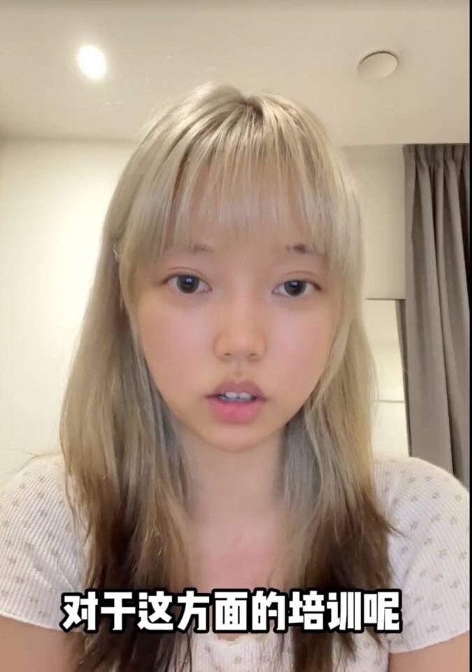 女生直斥：「這麼大的航空公司，是不是應該要加強一下對這方面的培訓呢？」