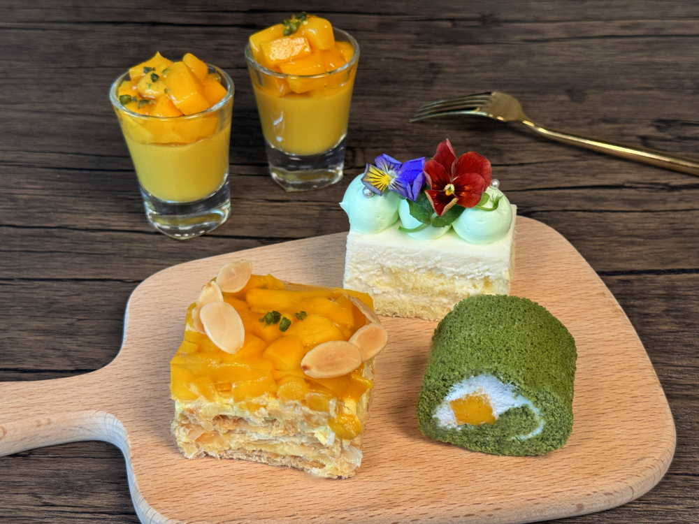 芒果拿破崙、榴槤慕絲蛋糕、芒果布甸及抹茶芒果卷