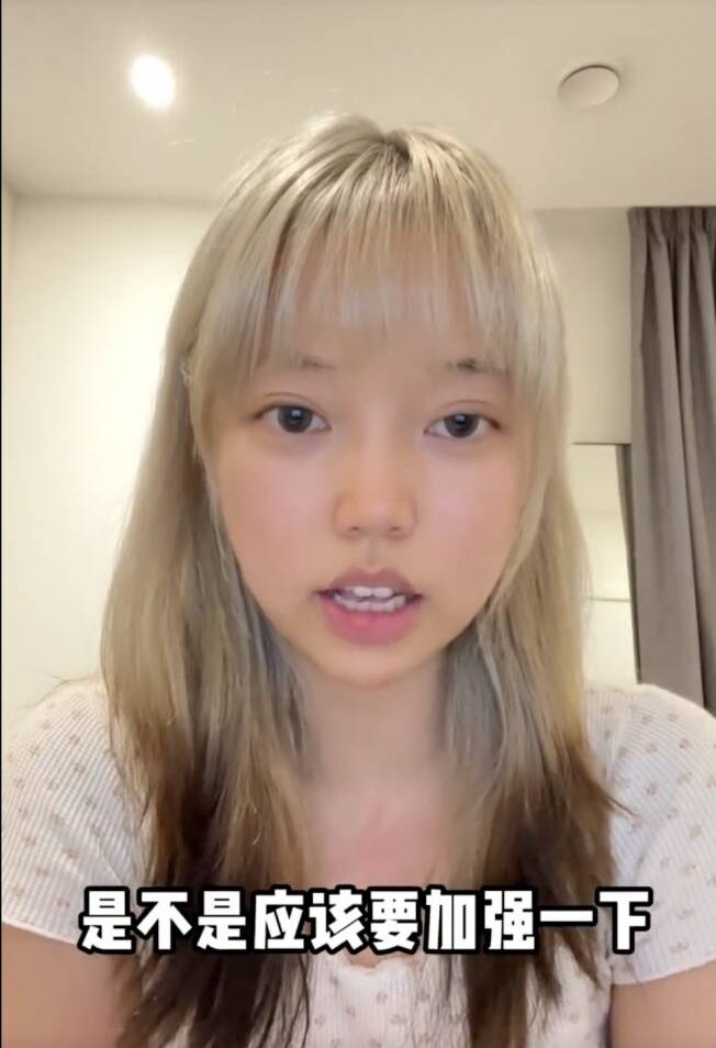 女生指直至事件開始激化時，該空姐才開始出面制止爭吵