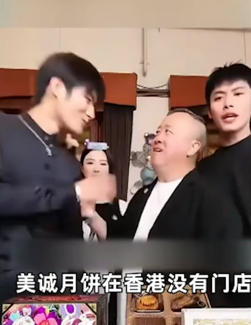 「瘋狂小楊哥」早前聯同帶貨嘉賓兼「三隻羊」香港分公司董事長曾志偉一同銷售的一款「香港美誠月餅」