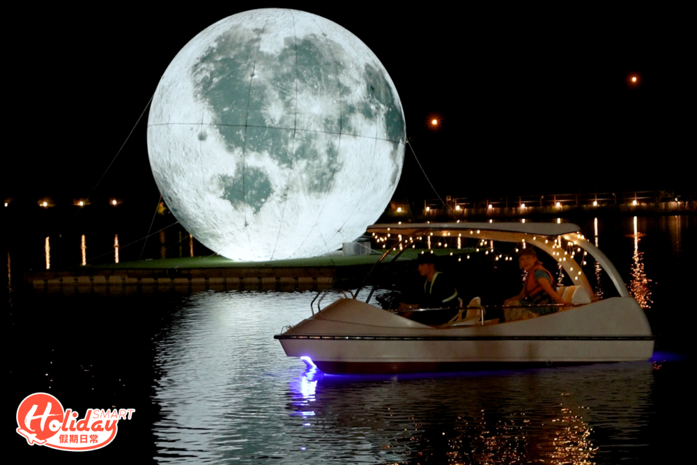 除了打卡影相之外，大家更可以遊覽小船或電動艇環繞白鷺湖15分鐘賞月。