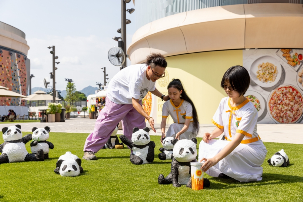 本地藝術家安泰(On Tai),聯同一班中學生合作完成。