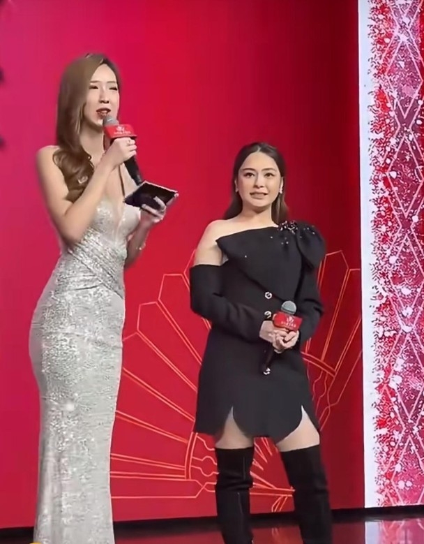 女主持與阿嬌形成超大的對比,令阿嬌即刻變成小矮人。