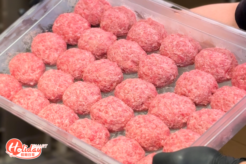 再經師傅製作成型，每塊漢堡扒都有90至95克，份量十足。