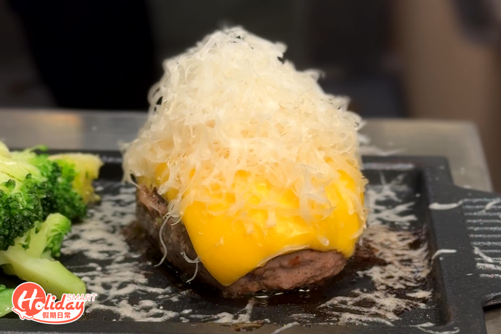 上菜前再灑上超多芝士碎，賣相十分澎湃！