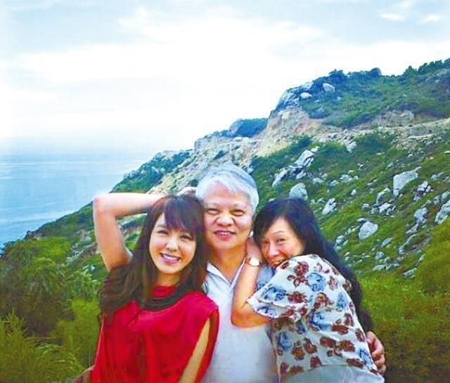 官恩娜與父母