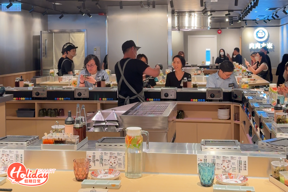 餐廳設有約40個吧台座位和開放式廚房，大家可以看到師傅烤製漢堡扒的過程。