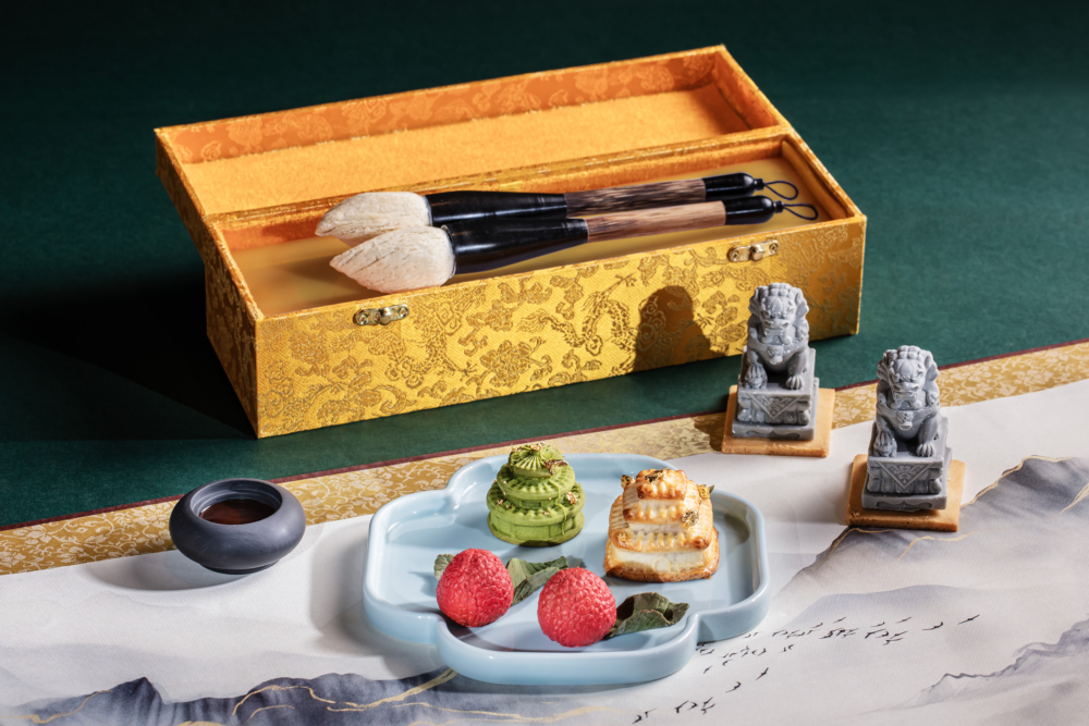 「紫薯麻糬酥」跟「芝麻慕絲蛋糕」分別是毛筆造型及石獅造型！相當逼真！