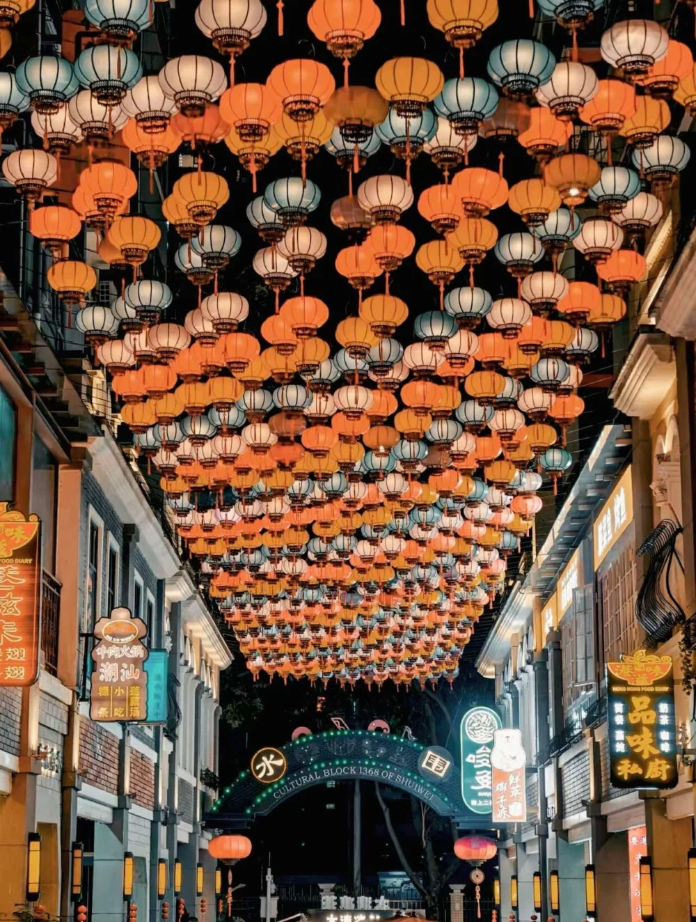 水圍1368文化街區的主街道懸掛逾百盞中式燈籠,打造成五光十色的燈籠大街!