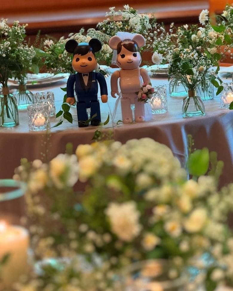 有賓客PO出婚宴的照片，可見餐桌上有不少鮮花佈置，非常浪漫！