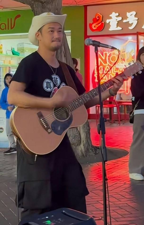 吳浩康被野生捕獲在澳洲悉尼街頭Busking