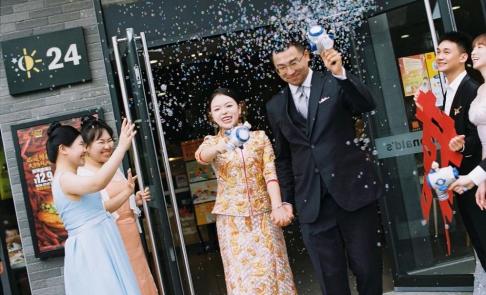 對於這種新穎的婚禮形式，有不少網友都表示支持