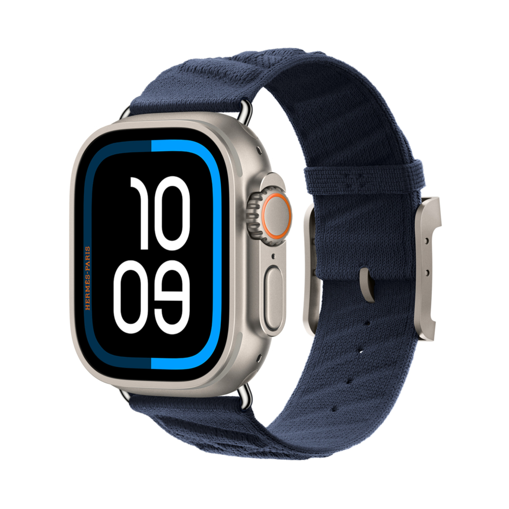 首款Apple Watch Hermès Ultra 2結合原色鈦金屬錶殼及全新Bleu Nuit午夜藍色的Hermès En Mer錶帶,搭配 Hermès「航海」錶面。