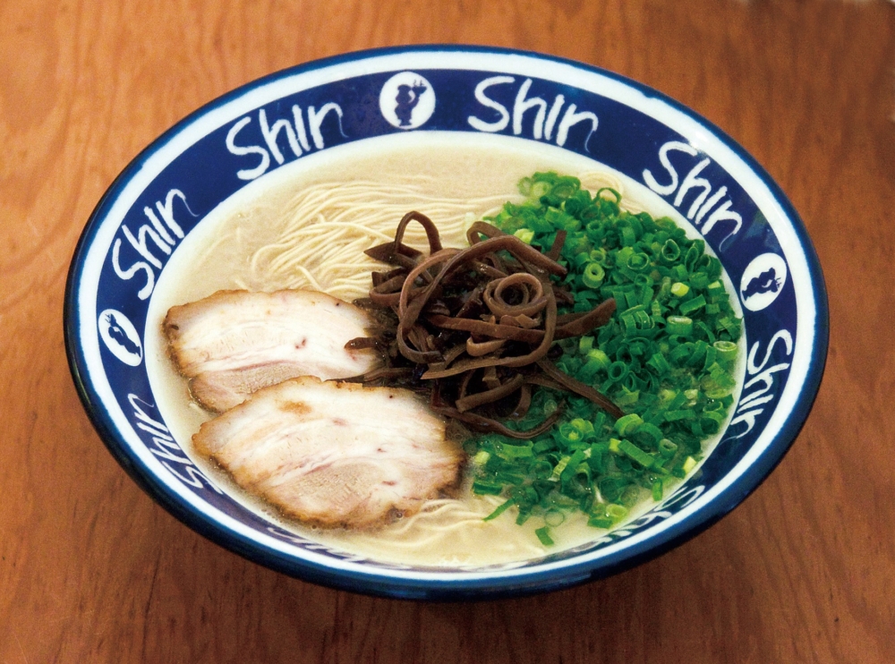 「博多拉麵 ShinShin拉麵」不同於一般的豚骨拉麵比較濃稠,可品嚐到味道濃郁但清澈湯底的極品拉麵!