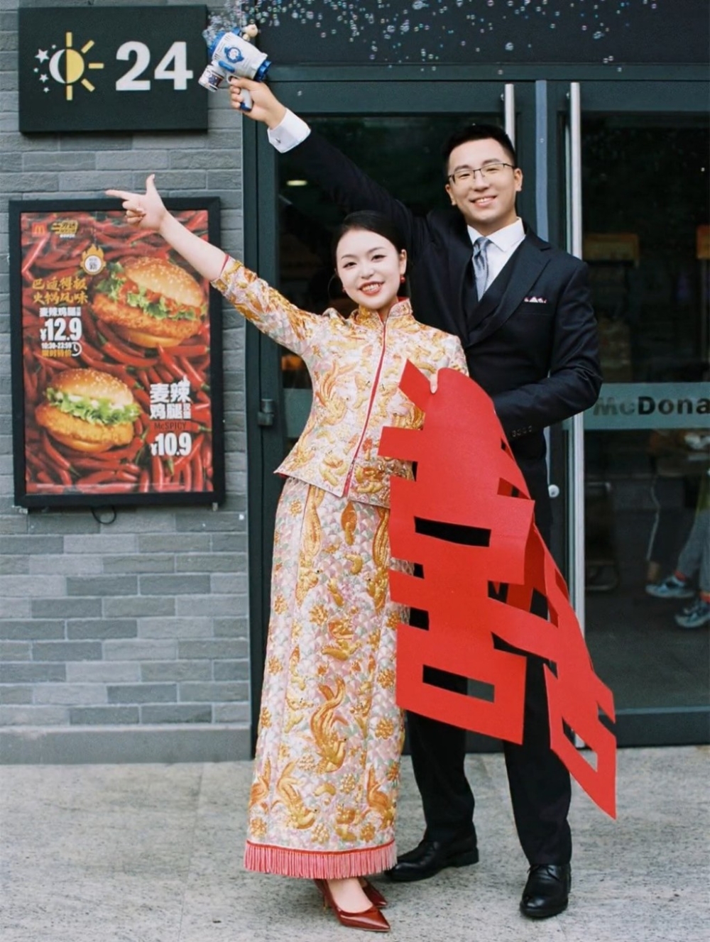 廣東一對新人就「挑戰」在麥當勞舉辦婚禮