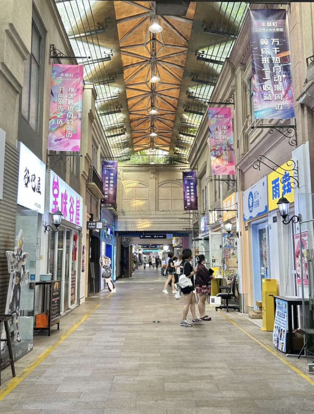豐盛町步行街主打日式街景風格,建築風格獨特,並且店舖裝飾處處可見日式元素。