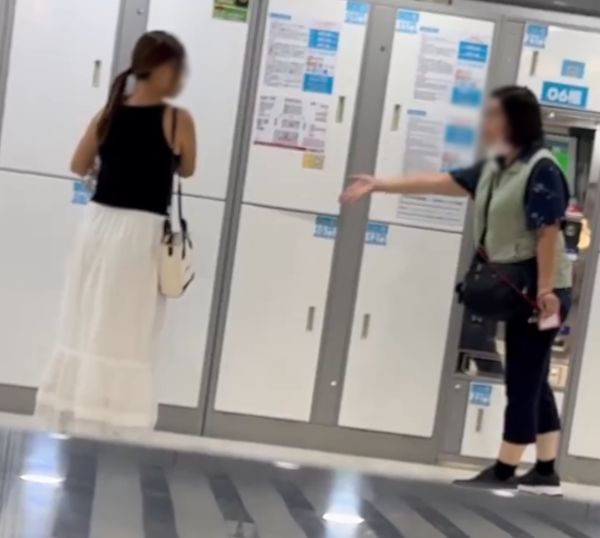 1名疑似香港女遊客因忘記儲物櫃的密碼而無法取回行李，於是尋求工作人員的幫助