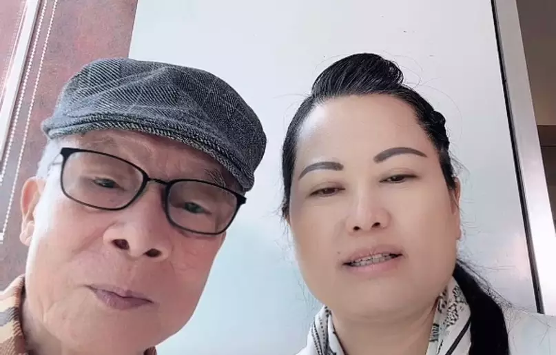 直播標題寫上「驚聞愛妻嫁老頭，此子何來問句卿」，瞬間令一眾觀眾想起早前經《東張西望》報導一炮而紅的何太！