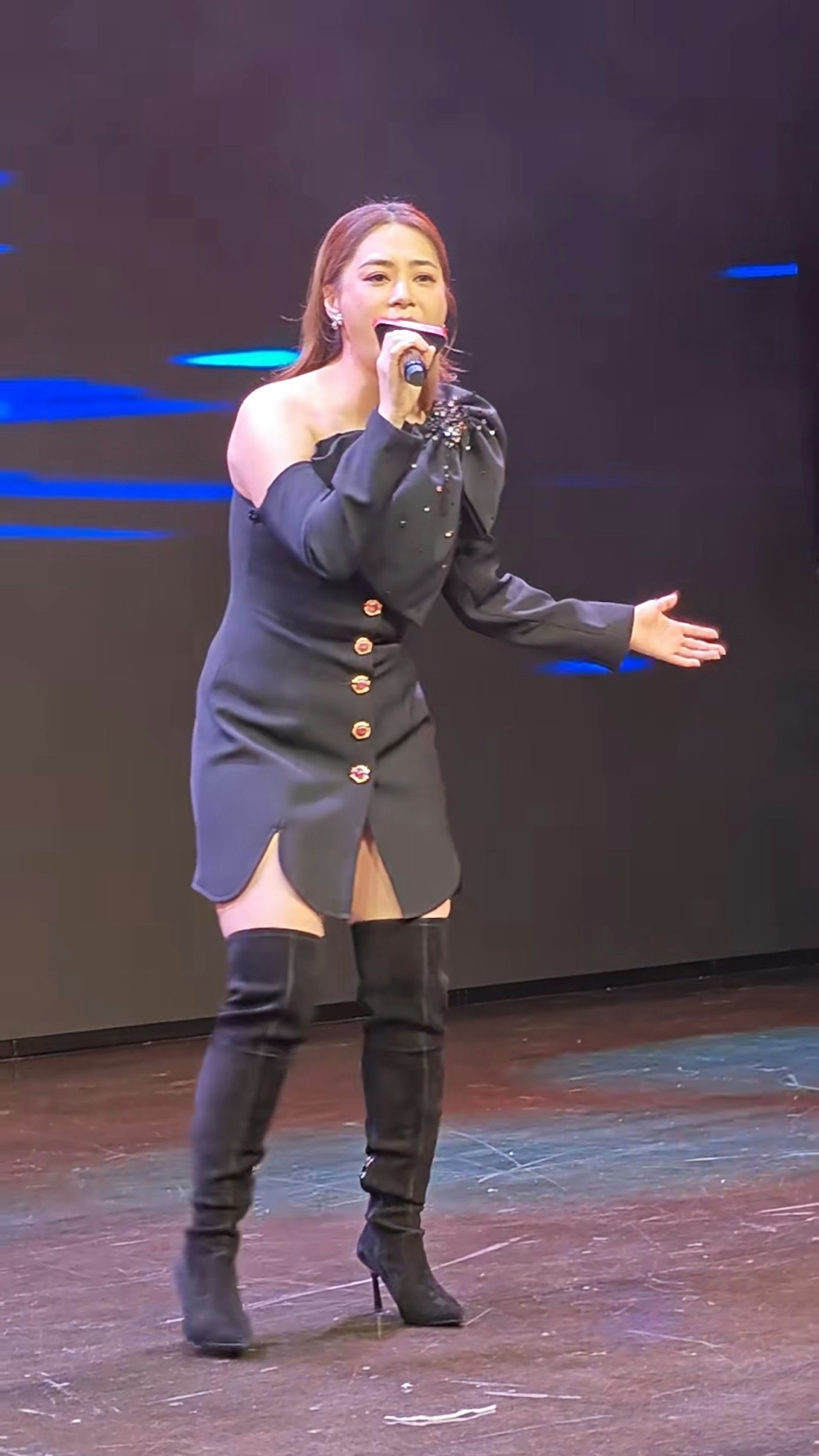 ,未知是否衣著問題,令阿嬌的身形看似脹了不少!