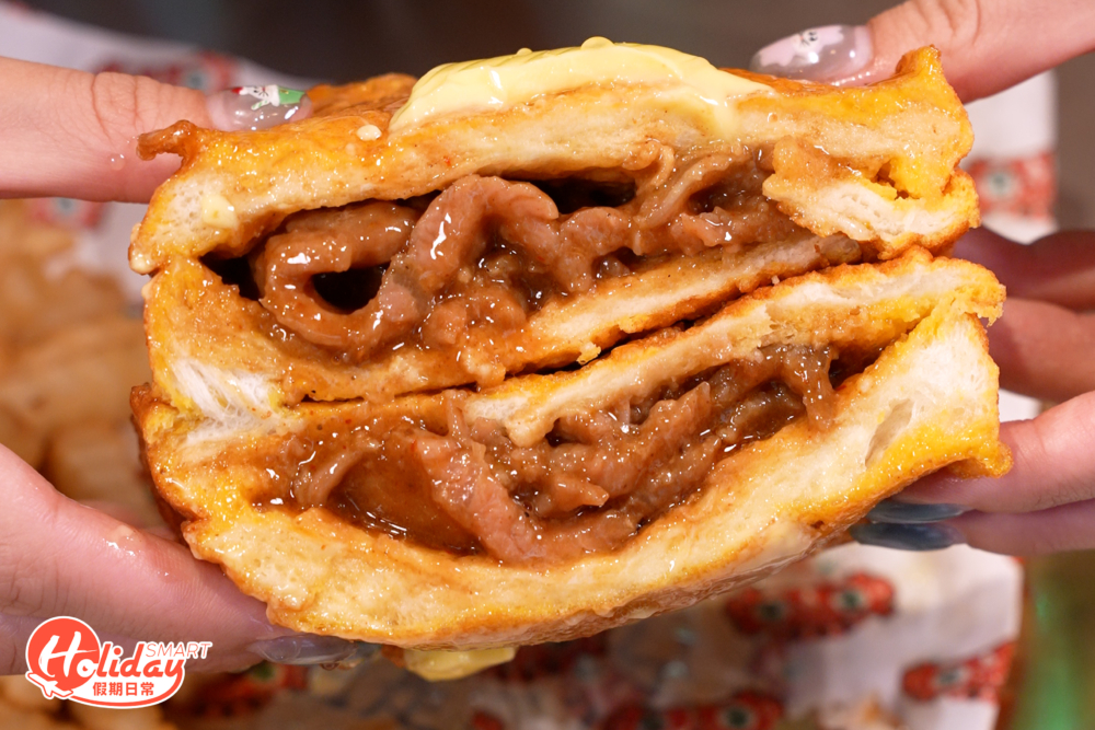 濃郁的沙嗲醬汁滲透西多士，十分惹味。