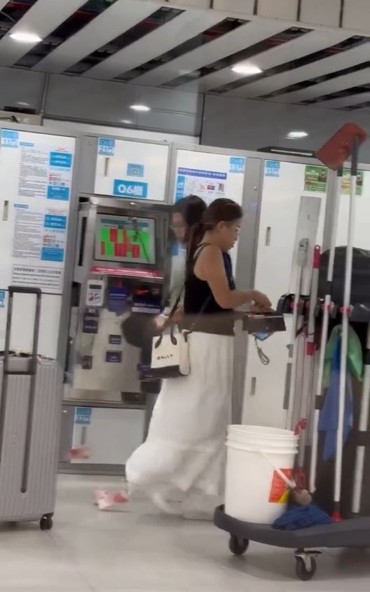 女子無視被丟在地上的鈔票便離去，臨走前她更大叫到：「走開啦女人！」