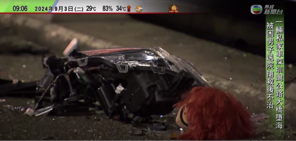 涉事私家車損毀嚴重，意外後現場路面留下車輪及汽車零件則散落一地