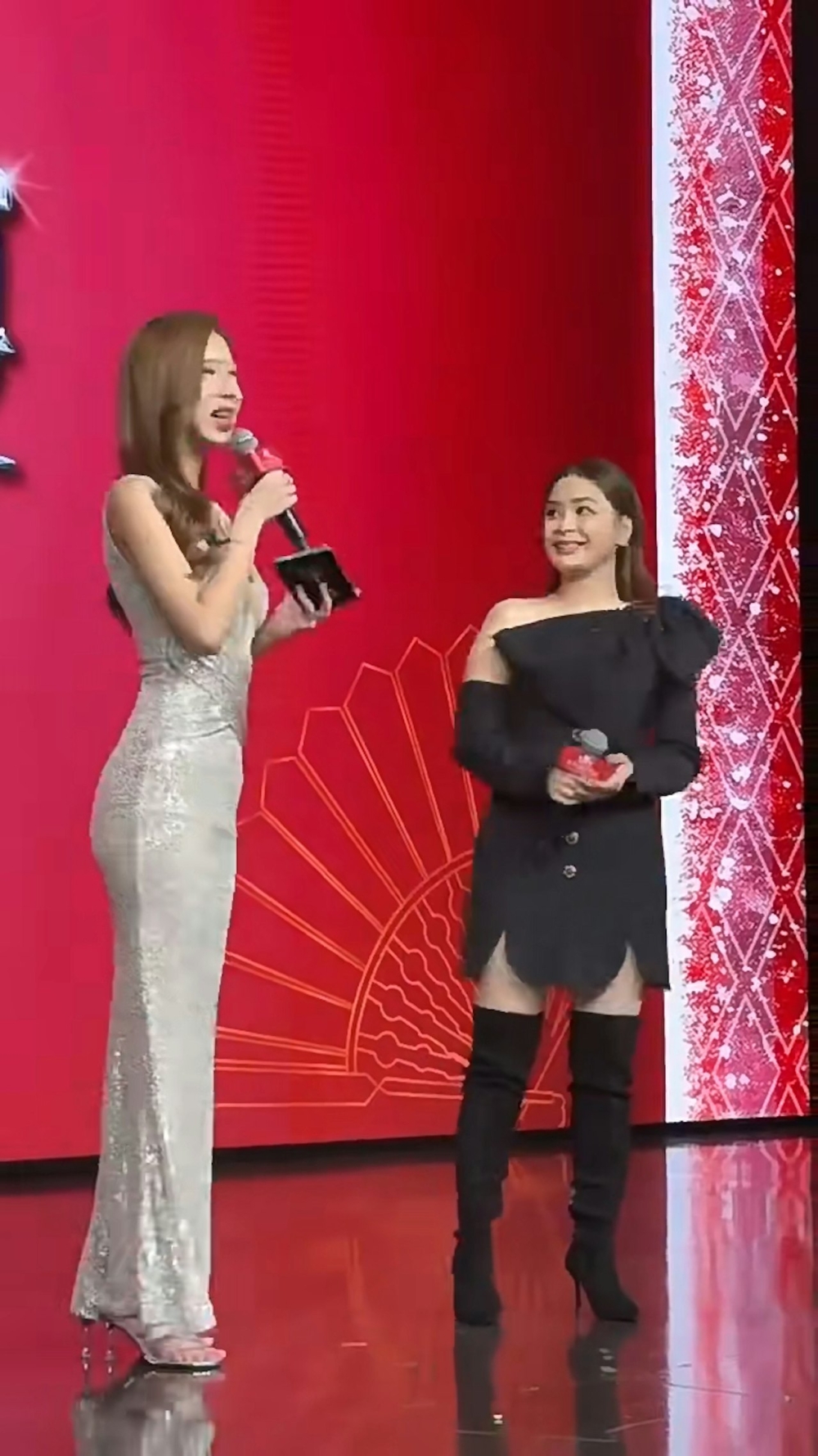 而更慘的是,當天大會竟然安排了一位身材高挑的女主持人,站在身高160cm的阿嬌身邊