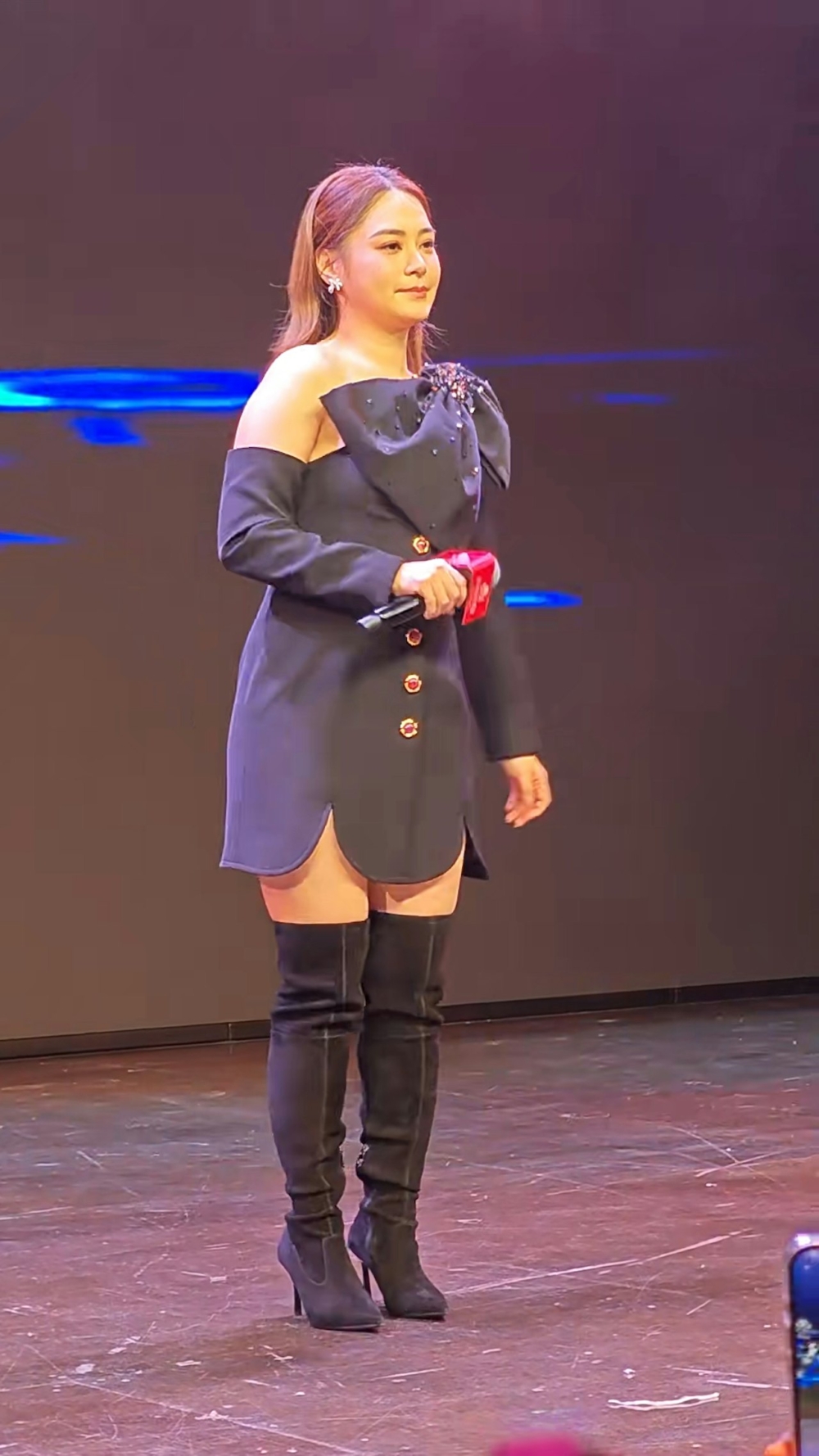 阿嬌活動當日身穿露肩黑色連衣裙再加上及膝長靴