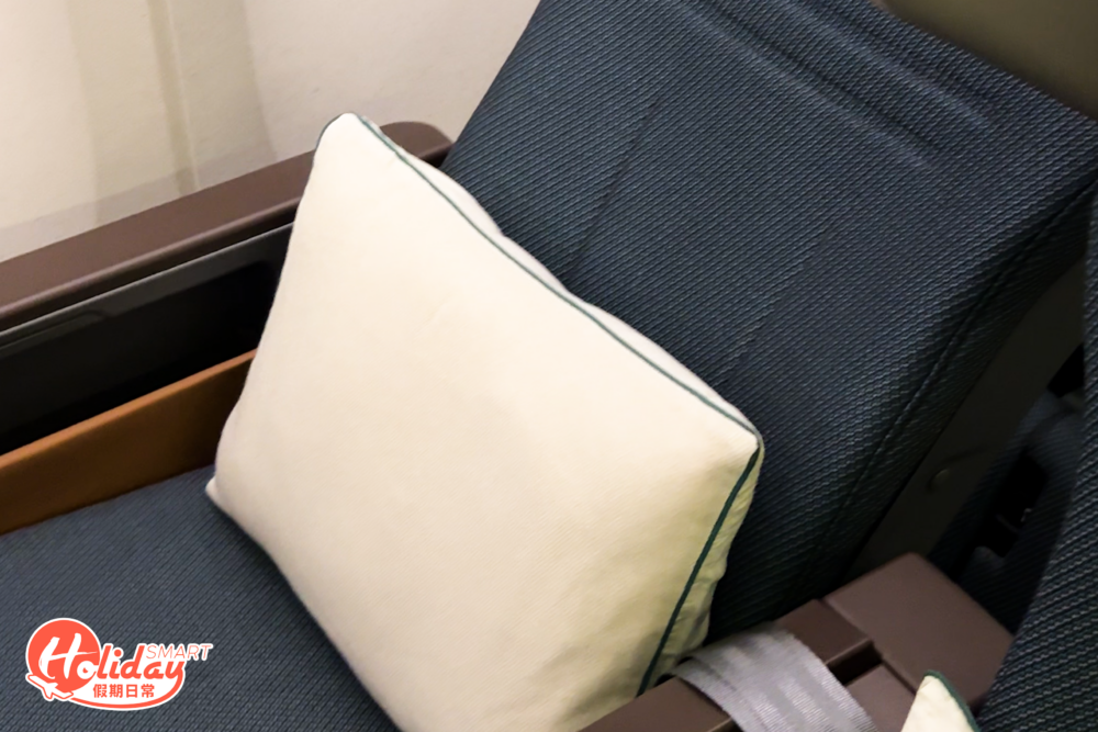 再加上每排最中央的兩個座位中間，手枕位置設有分隔，預留了明確的個人空間。