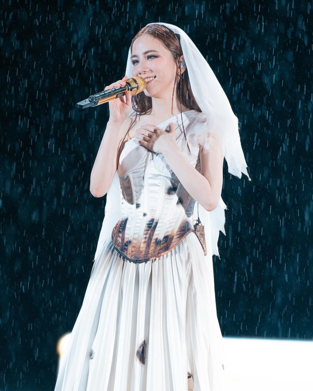 而這次G.E.M.晒豪華私人飛機行為，就引起了網民熱烈討論