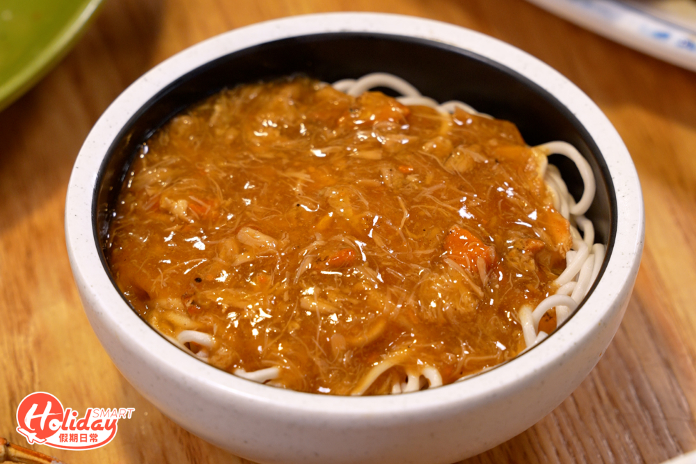 瀑布蟹粉撈麵。