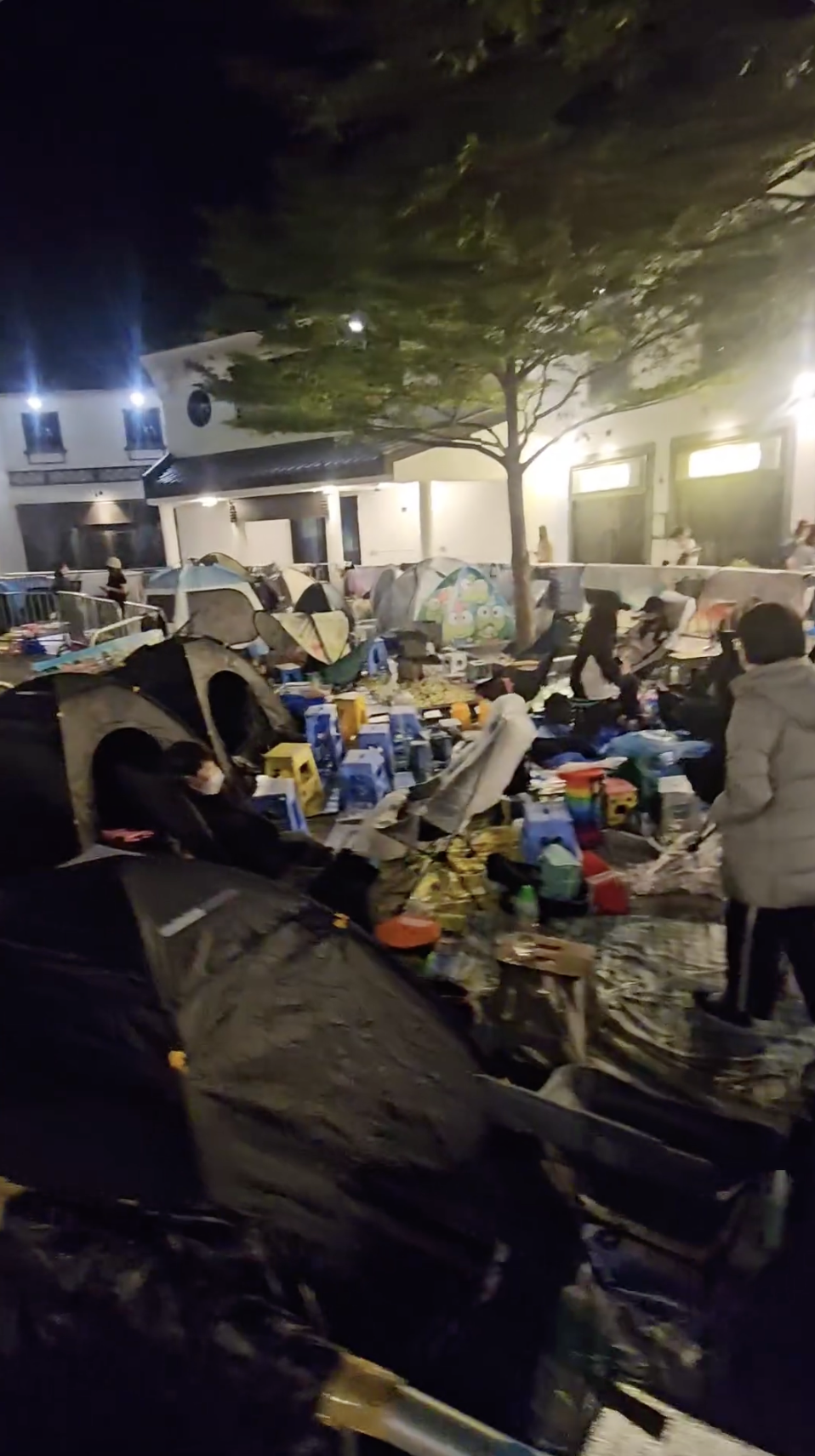 基本上廣場位置除了預留作記者會舞台的位置之外,只剩店鋪前一條通道的空間。