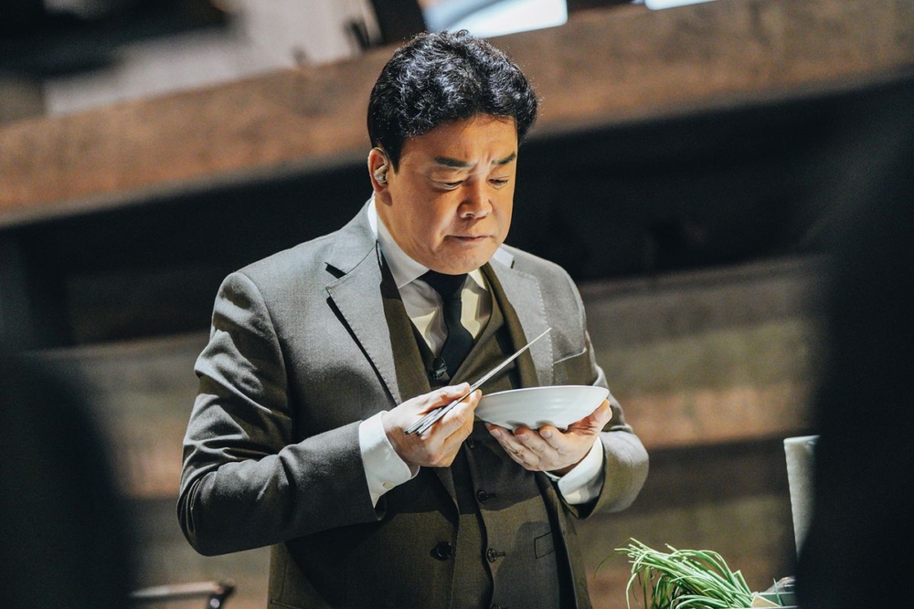 白鍾元在《黑白大廚:料理階級大戰》中比較隨性但又不失專業,對料理的創意度及推廣性給予更高的肯定!