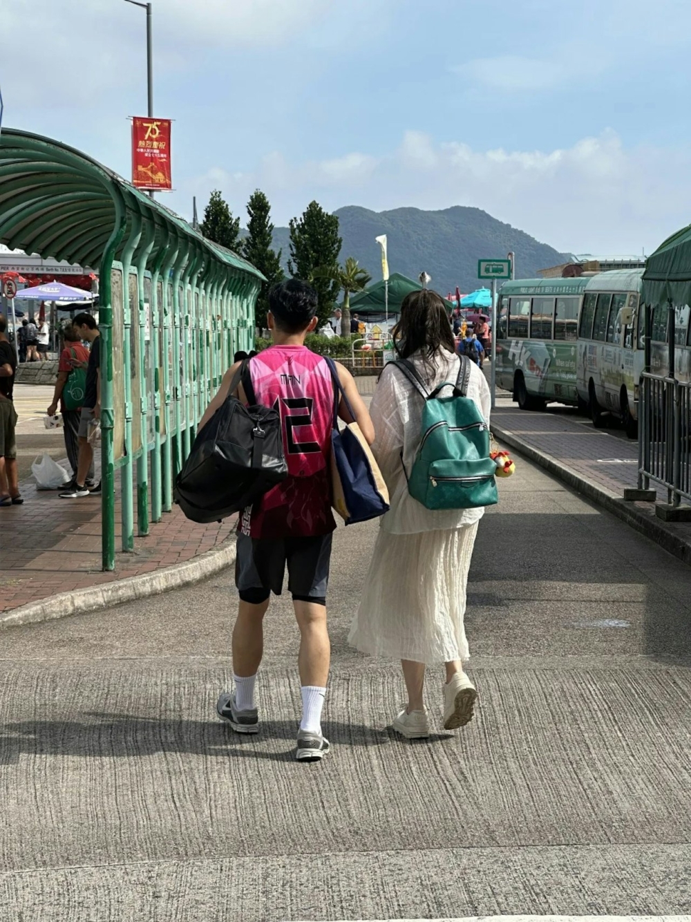 日前，有網民在小紅書發文指在西貢偶遇劉佩玥與周志文拍拖，並貼上一張兩人的背影照