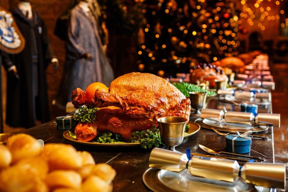 大型餐桌再度復刻電影《哈利波特：神秘的魔法石》中最後共享聖誕大餐的佈置～