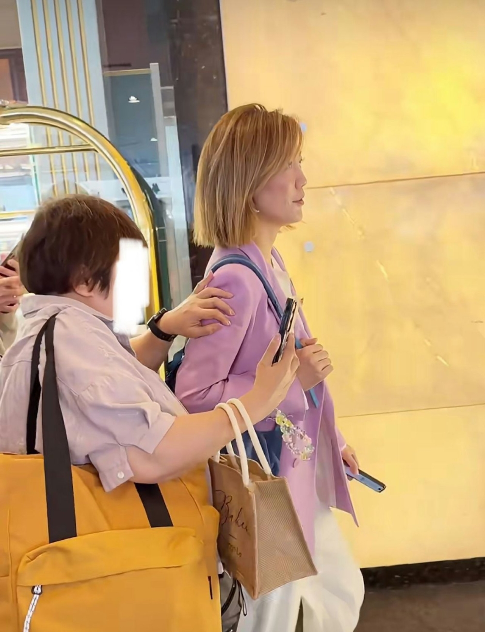 網友：「勁唔鍾意E種人！剛開始果個眼神帶有嫌棄，跟住好快掛上好假既笑容。」